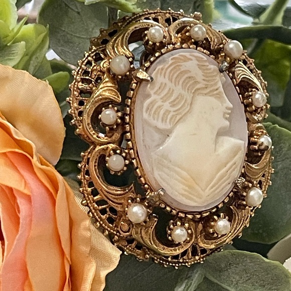 Vintage Florenza Carved Cameo with Pearls - Picture 7 of 9